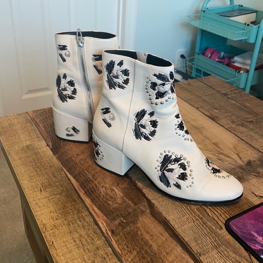 Dolce Vita White Boots 7.5 Booties